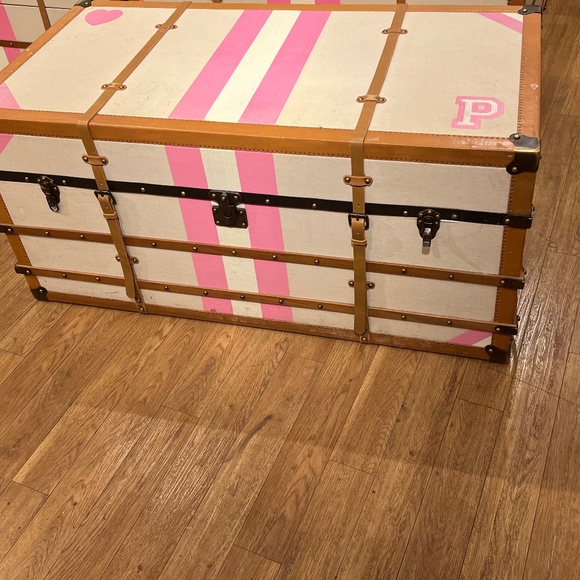 Pink large display trunk - Picture 1 of 4